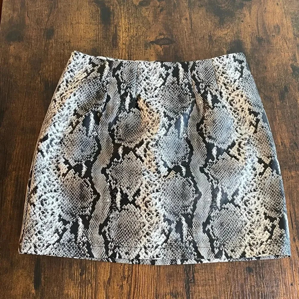 F21 nwt faux snake skin print mini skirt - Picture 2 of 15